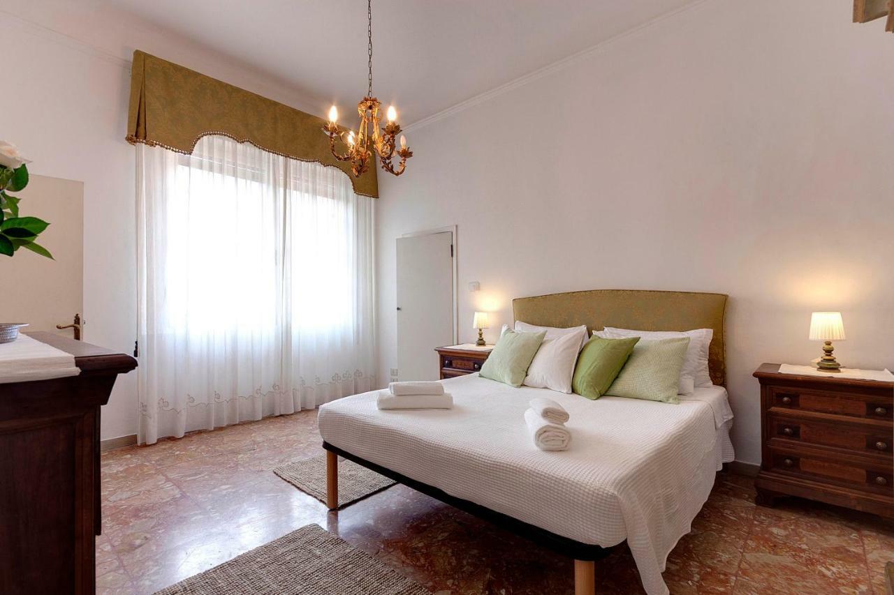 Apartment Historical Spectacular Arno View With Balcony From 12 Th Century.